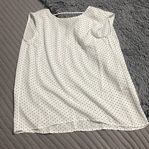 Halogen | V-Back Woven Top - Picture 3 of 4